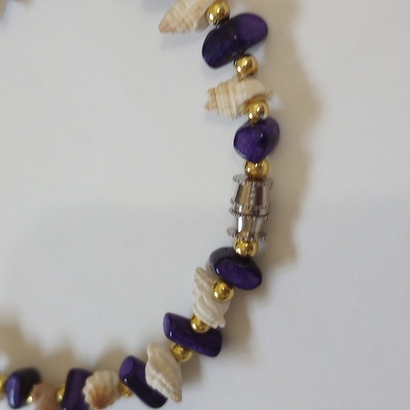 Dainty natural shell and purple jade with gold tone beads bracelet. - Picture 3 of 6
